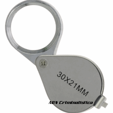 Lupa 30x21 mm. de metal con lente de vidrio